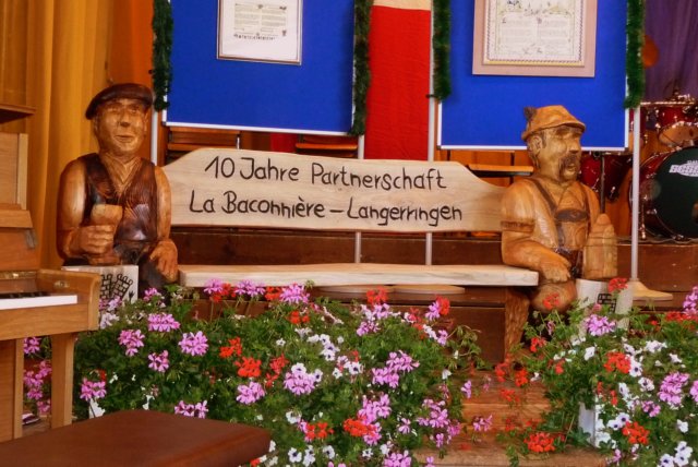 jahrebankmitjohannweibierundjeanpommeaugeschnitztvongeorgrindle.jpg